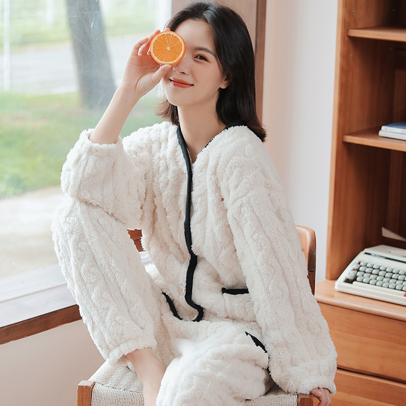 كارديغان بياقة على شكل V بنعومة عطِر  
بيجاما نسائية ناعمة من القماش الفلِّيس مع نقشة زهور مقلَّمة  
بدلة منزلية دافئة معززّة للراحة