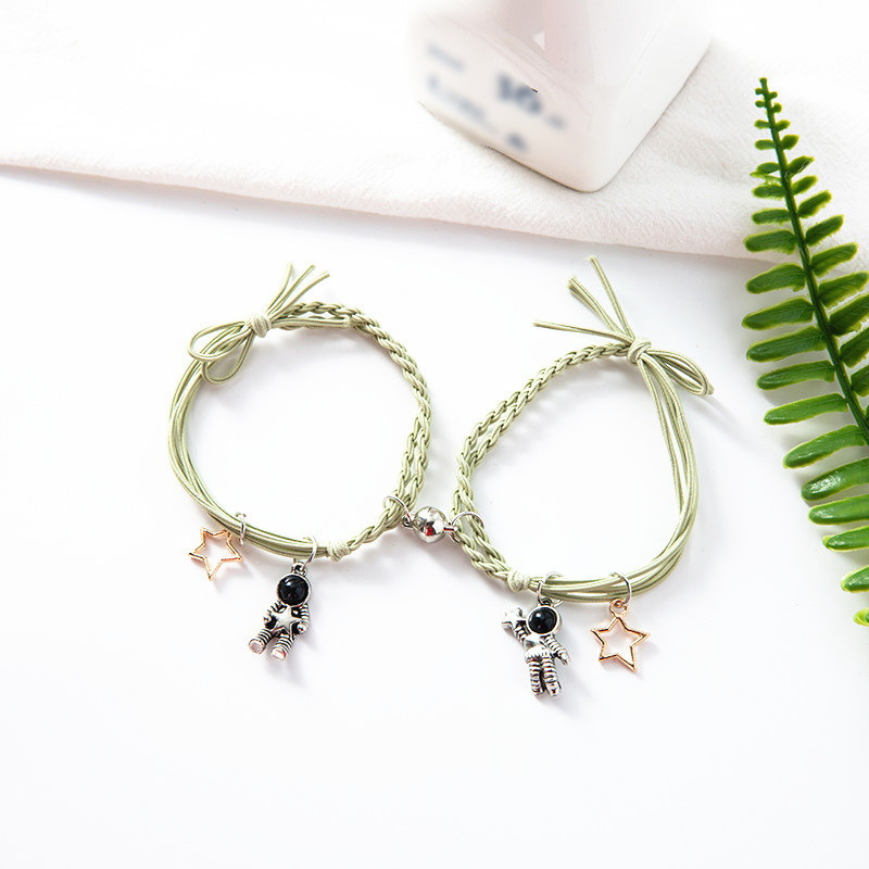 Пара магнитных парных браслетов вызывает вибрацию