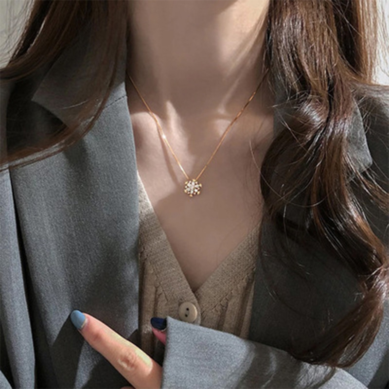 Fashion Flash Diamond Snowflake Pendant Necklace Niche Design Sense