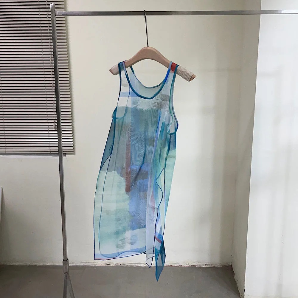 Korean Version Of The Folded Mesh Vest Wearing Women