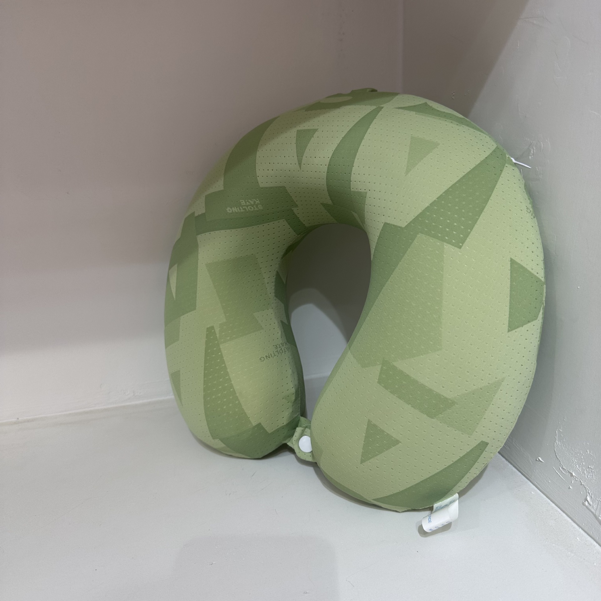 Coussin de voyage · à motif géométrique
