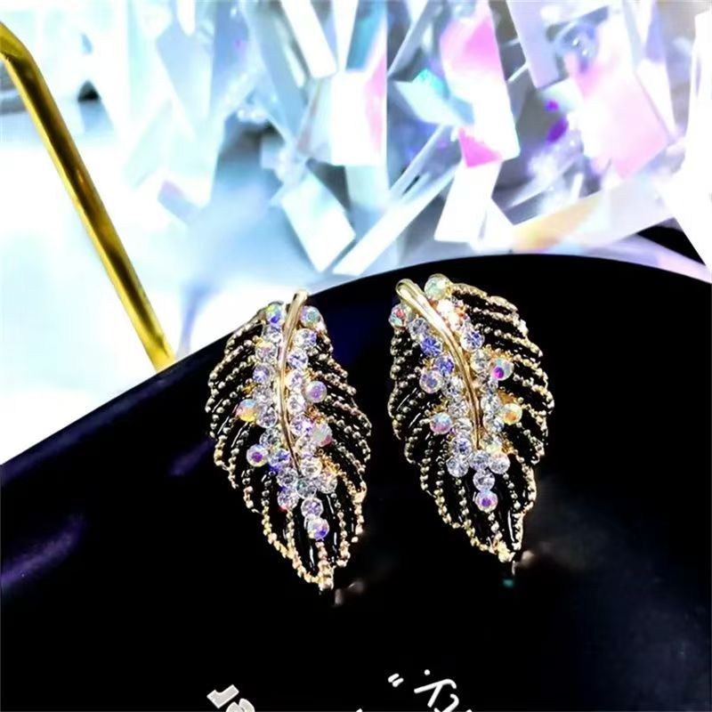 2026 New Earrings With Black Leaf And Zircon Inlay. Retro Geometric Design, Delicate Luxury, Stylish And Elegant, Popular Among Fashion Bloggers.
