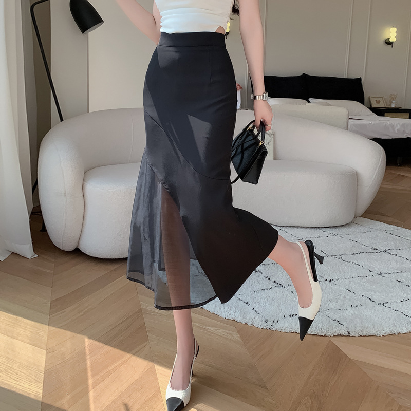 تنورة عالية الخصر بياقة كشكش شفافة قليلاً