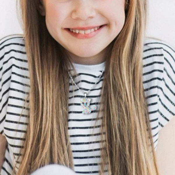 قلادة بتصميم قطّة ملونة مع ألماس