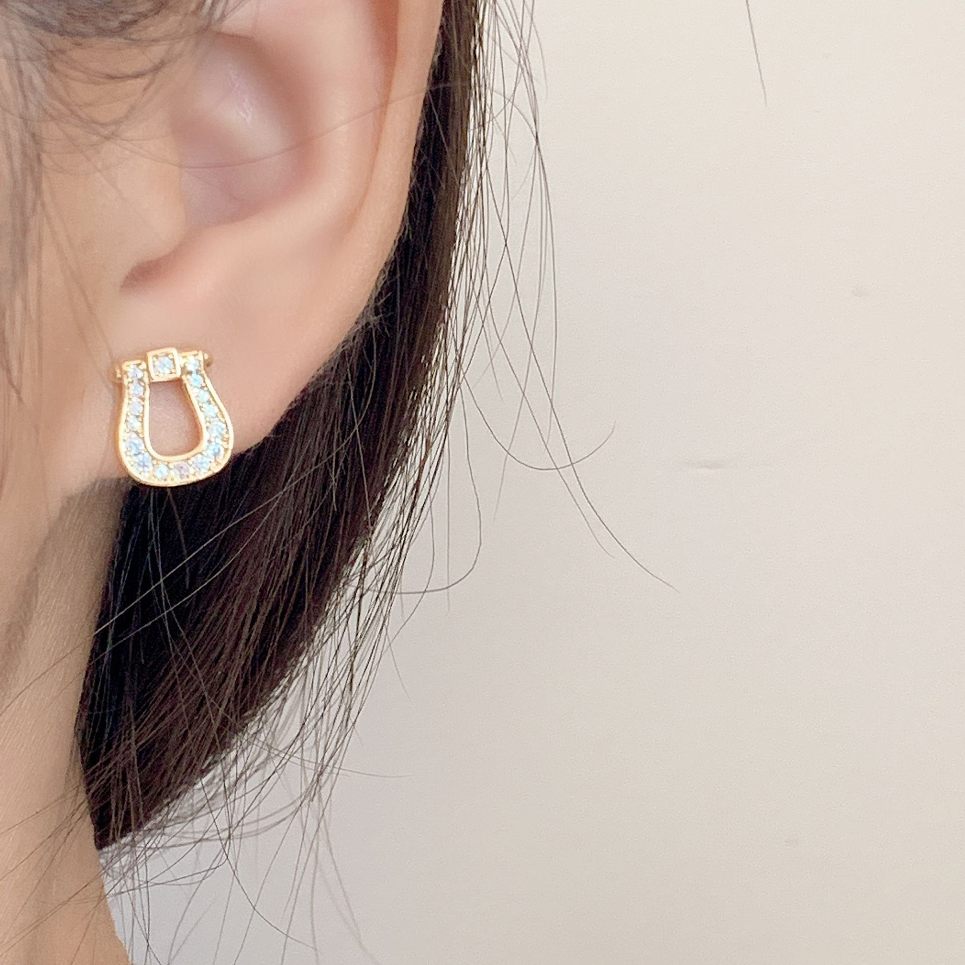 Simple Temperament Horseshoe One-piece Mosquito Coil Ear Clip