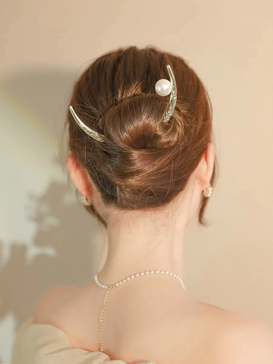 Chinese Women With Hairpins On The First Quarter Of  Moon