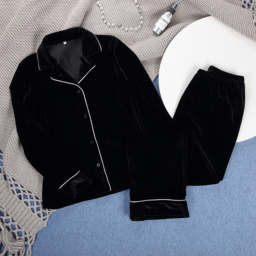 طقم بيجاما نسائي شتوي بتصميم الويلفيت السوداء والذهبية