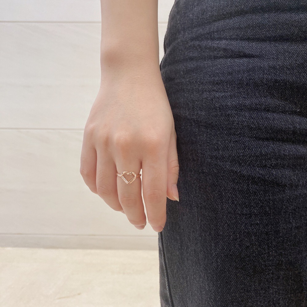 Corner Meets Love White Round Zirconium Microset Ring