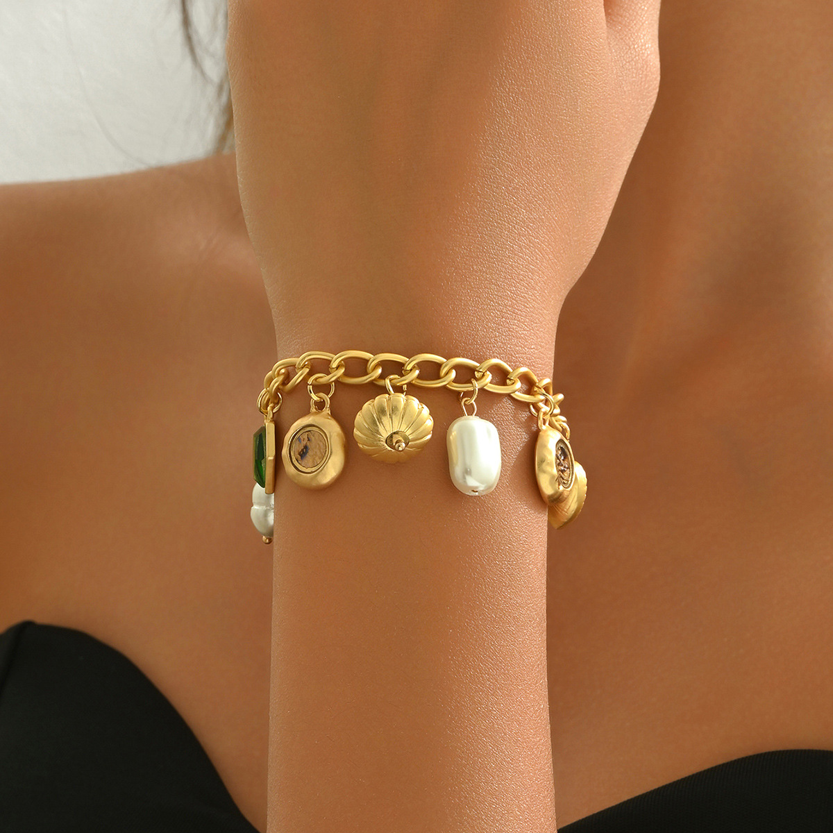 Hot Selling Cross-border European American Women Bangle Bracelet, Geometric Heart Element Design Inlaid Cubic