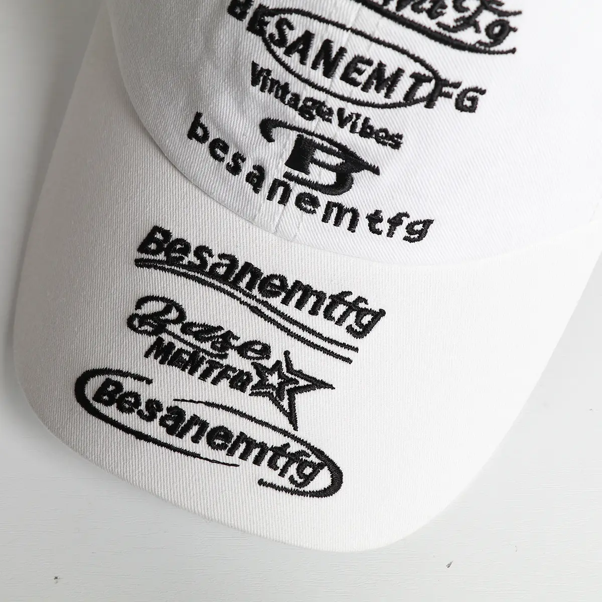 Men's Black And White Multi-letter Curved Brim Adjustable Trendy Baseball Cap Suitable For Outdoor Outings And Daily Date Wear
