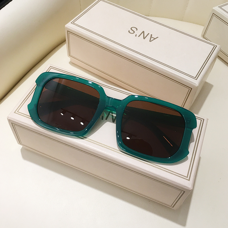 Women's New Fashionable Thick Frame Sunglasses - Image 3