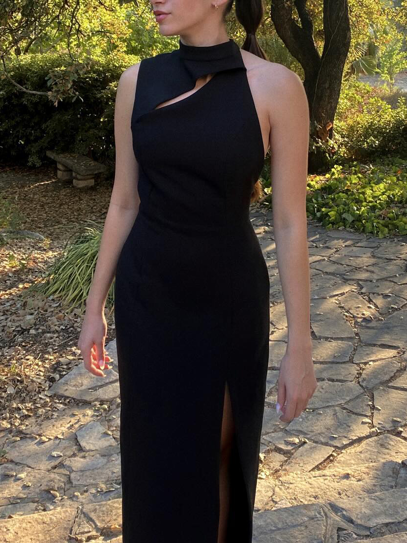 فستان أسود مفتوح الظهر