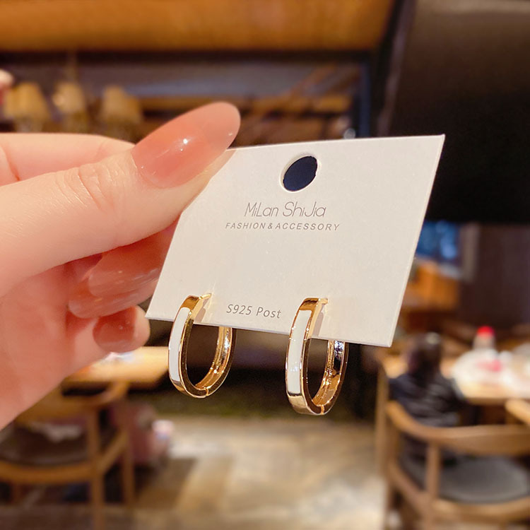 Exquisite And Small Retro French Shell Earrings