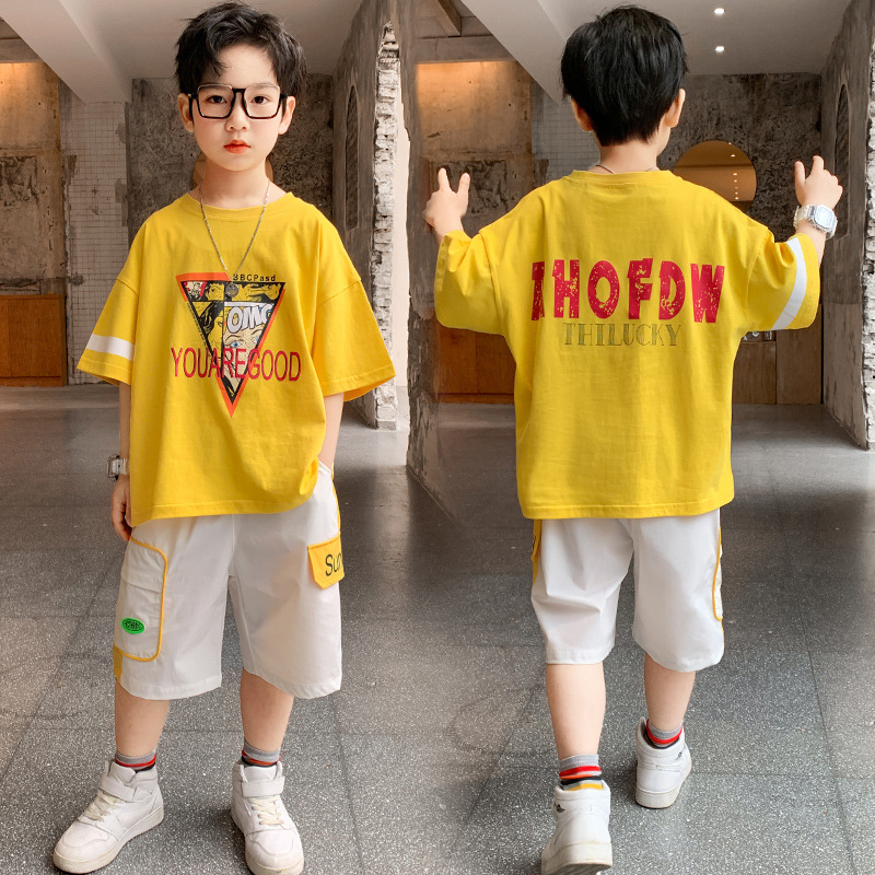 بدلة صيفية للأولاد بتصميم شبابي قطعتين بأكمام قصيرة وبلون أحمر نحتي