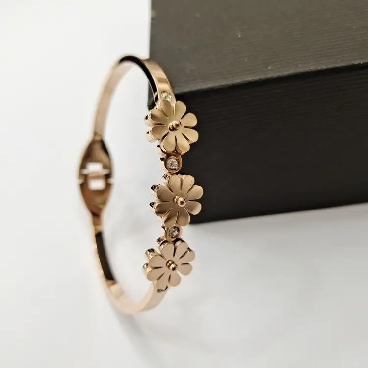 Simple Three Little Daisies TISCO Bracelet Chrysanthemum Jewelry With Diamonds