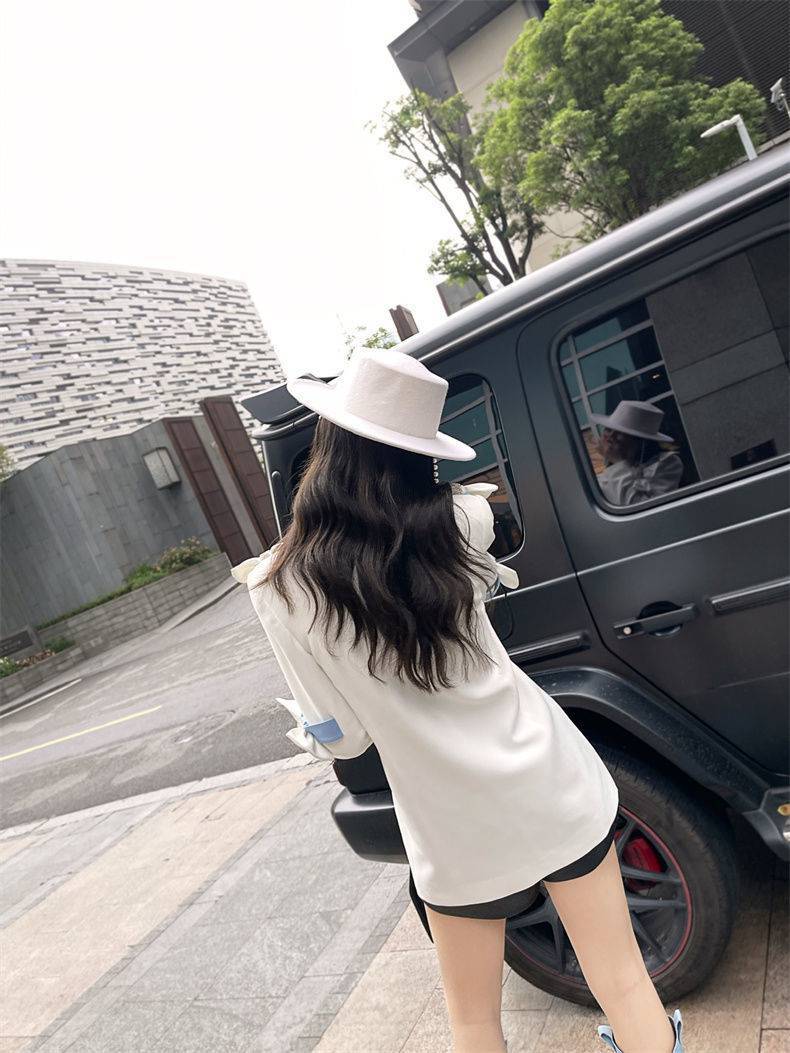 Loose White Suit Jacket With Bow And Diamonds