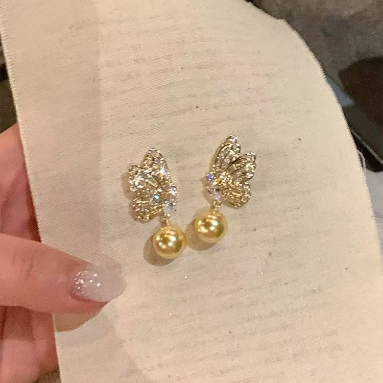Gold Hollow Butterfly Pearl Stud Earrings For Women, Vintage French Light Luxury High-End Clip On Ear Jewelry