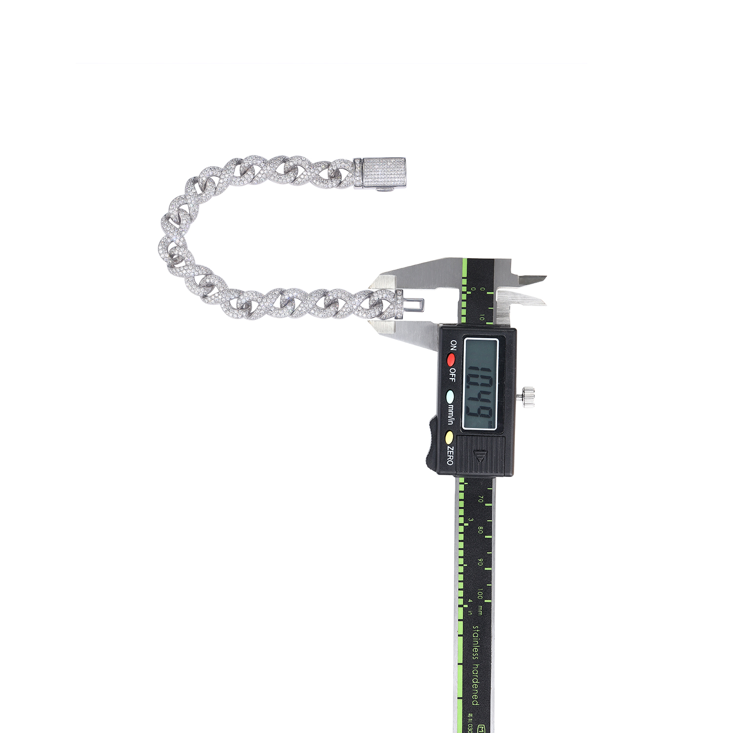 A Luxurious And Fashionable Minimalist Jewelry Bracelet Featuring Top-quality Moissanite, Made Of S925 Silver Electroplated With Platinum.
