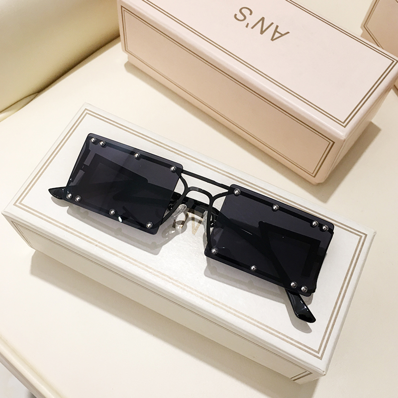 Sunglasses Photo With Chain - Image 2