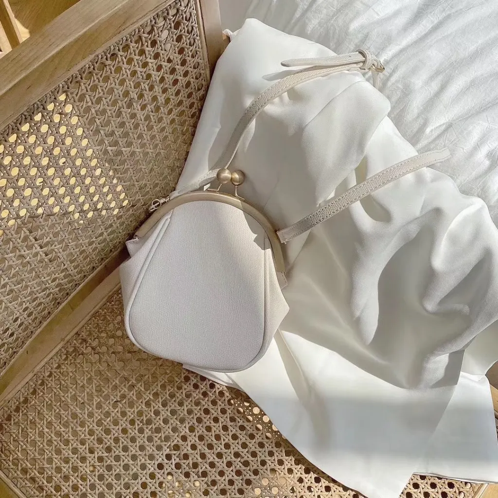 Small Round Women's Simple And Versatile One-shoulder Messenger Bag - Beige