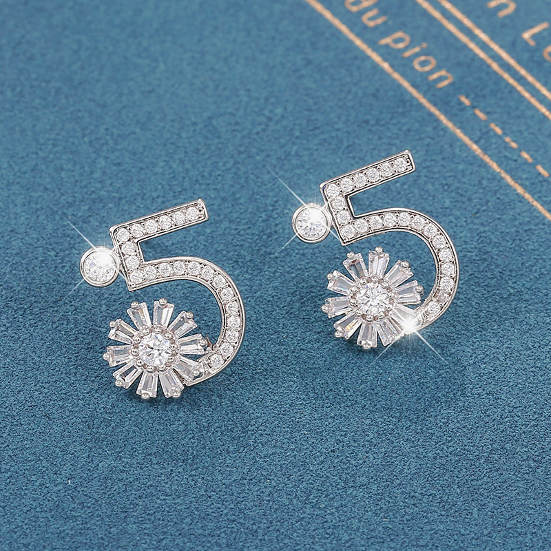 Pearl vintage earrings for women's fashion.