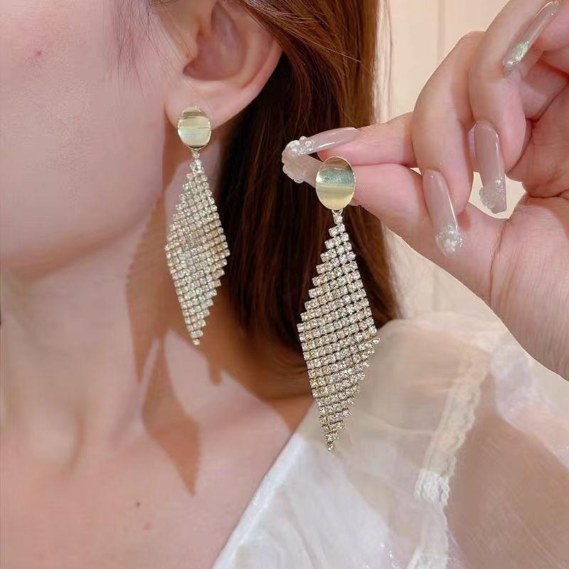 2024 Trendy Exaggerated Earrings Fully Paved With Rhinestones. Luxurious Rhombus Design, Distinctive And Versatile, Perfect For Banquets And Formal Occasions.