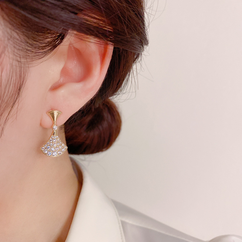 элегантные маленькие серьги-юбки