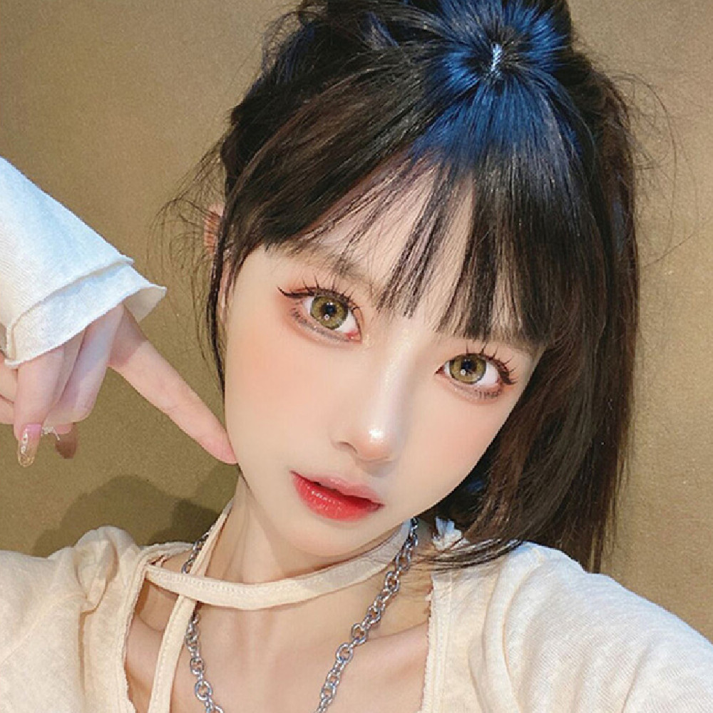French Fake Bangs In  Middle Of The Air Flow Sea — foto 4