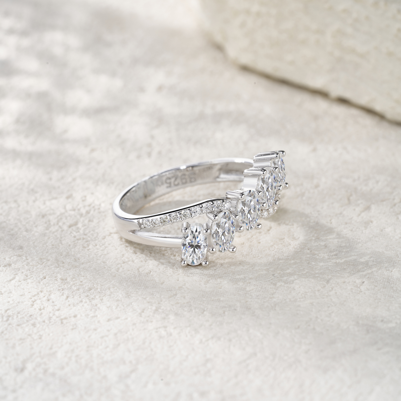 A Luxurious And Fashionable Minimalist Jewelry Ring Featuring Top-quality Moissanite, Made Of S925 Silver Electroplated With Platinum.