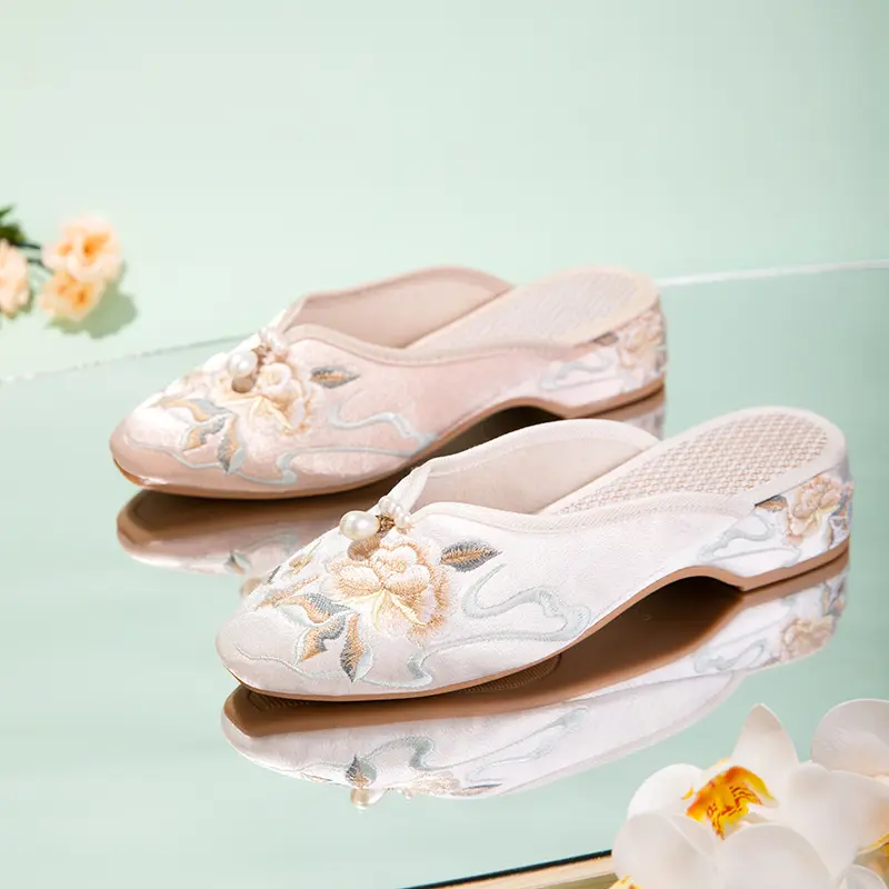 Spring & Summer Fashion Embroidered Slippers - Soft Sole Satin Low Heel Shoes With Pearl Decoration, Vintage Style Canvas Shoes For Women