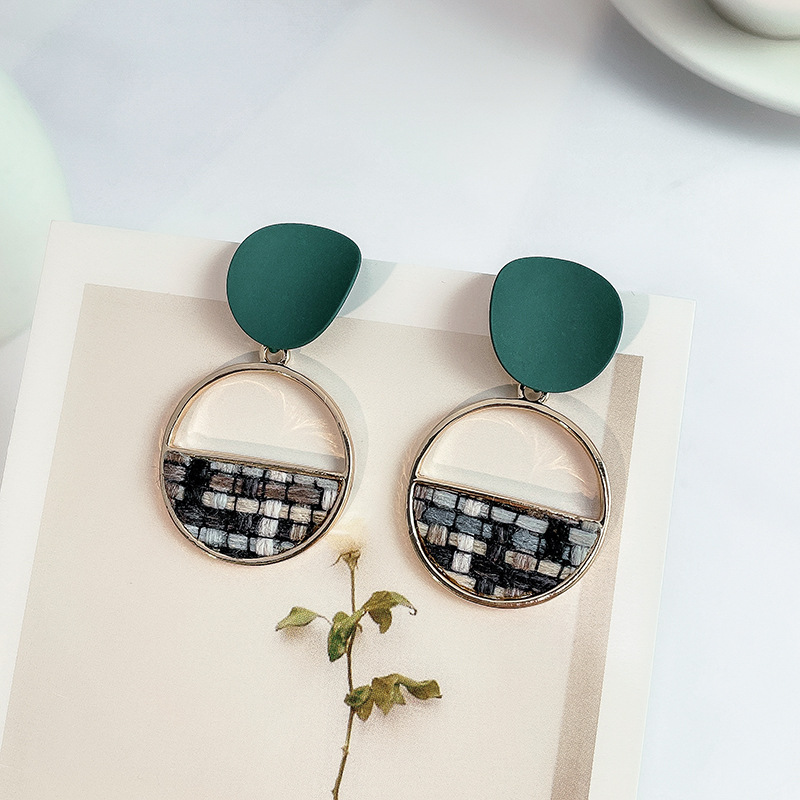 أقراط بتصميم نصف دائرة مجوف مع درزة مربعات