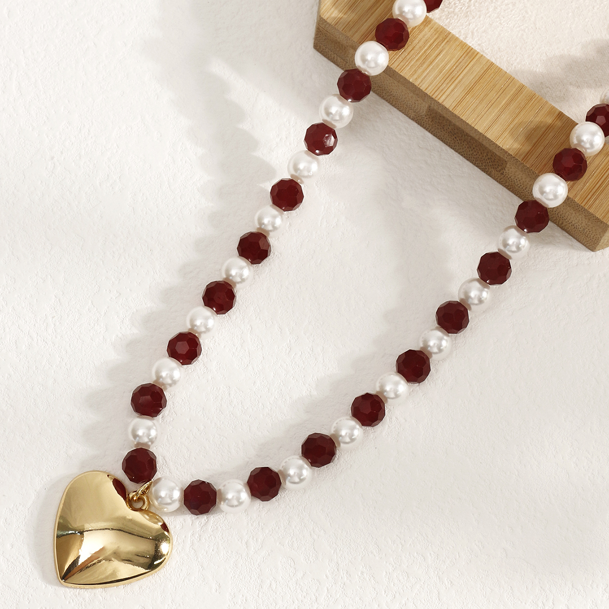 عقد أساسي عالي الجودة بتصميم جديد للنساء العصريات