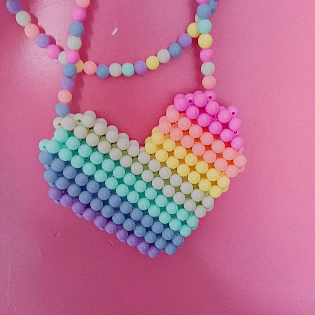 خرز مُرصّع على شكل صليب القلب