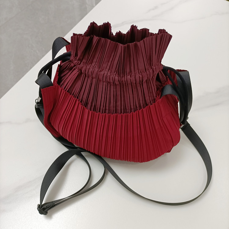 Simple Pleated Colorblock Drawstring Shoulder Bag