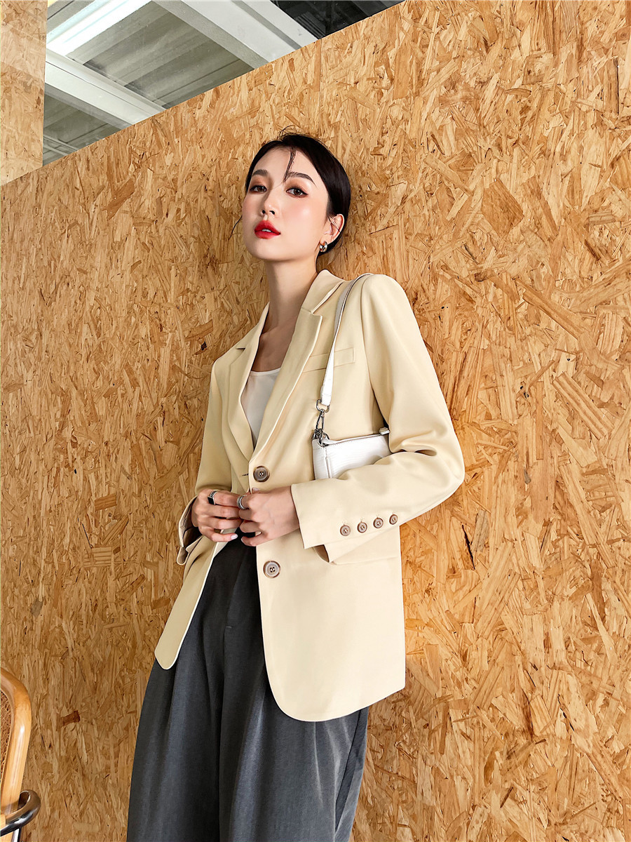 سترة بتصميم بريطاني بصف أزرار واحد