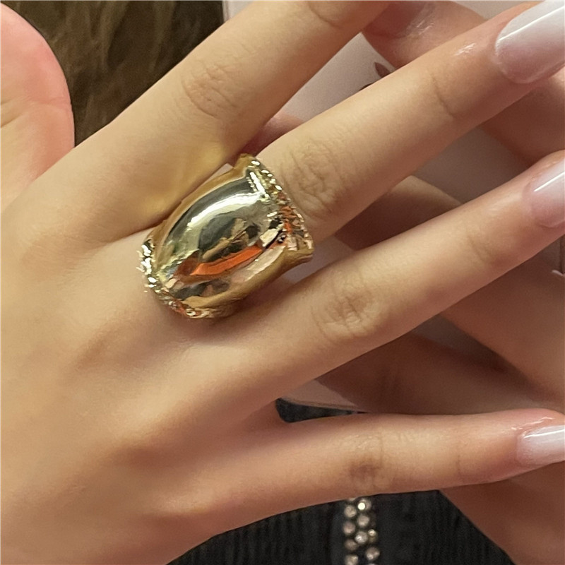 Metal Exaggerated Curved Glossy Design Ring