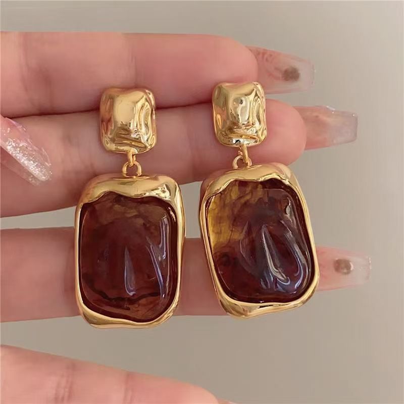 Caramel-toned Acrylic Earrings With Amber Gradient Effect And Classic Hong Kong Style. Geometric Pendant Design, Cool Retro Vibe, Presenting Premium Subtle Luxury.