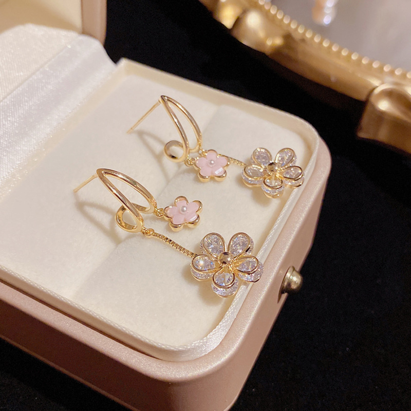 أقراط نسائية بنمط الأزهار والشرّابات مع حجر الزركون