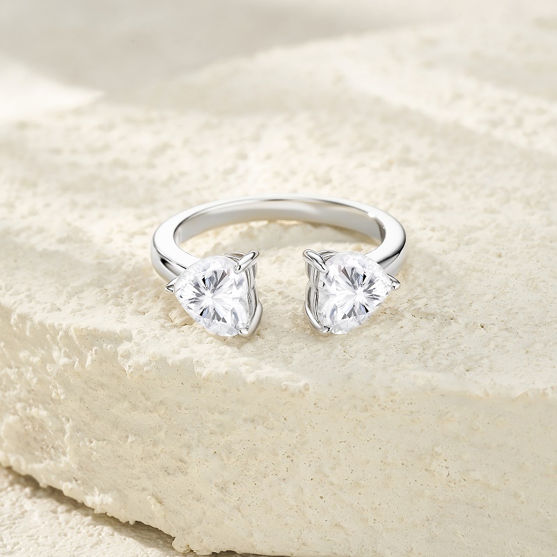 A Luxurious And Fashionable Minimalist Jewelry Ring Featuring Top-quality Moissanite, Made Of S925 Silver Electroplated With Platinum.