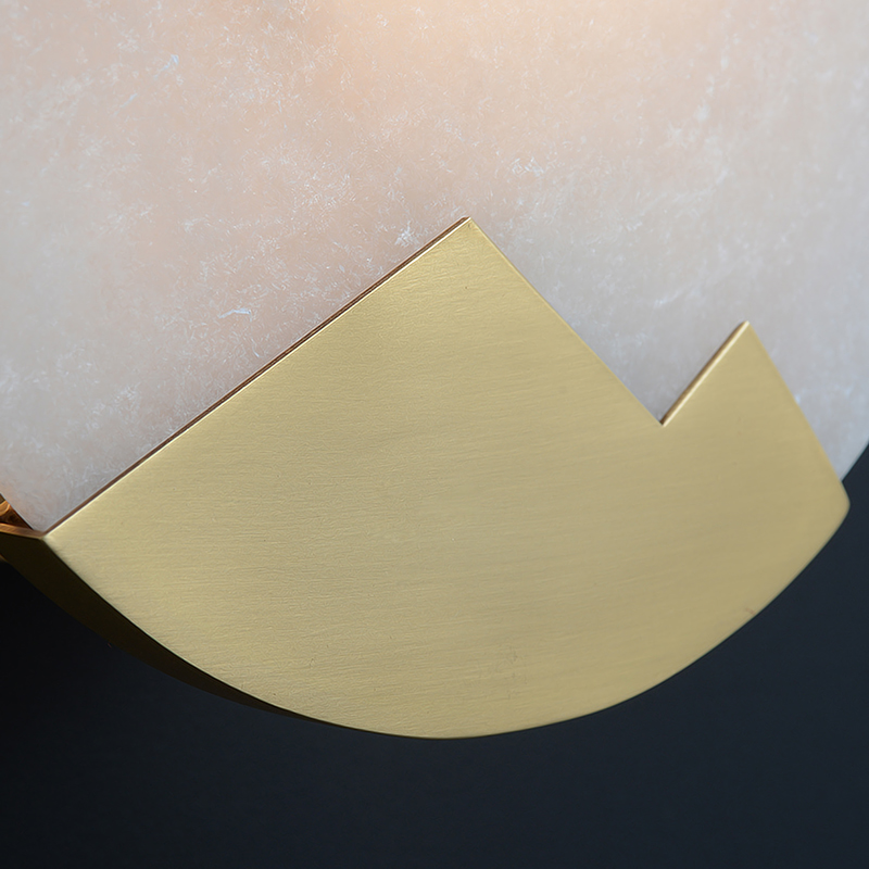 مصباح حائط نحاسي بنمط الفن النوردي مع إضاءة ناعمة لغرفة المعيشة