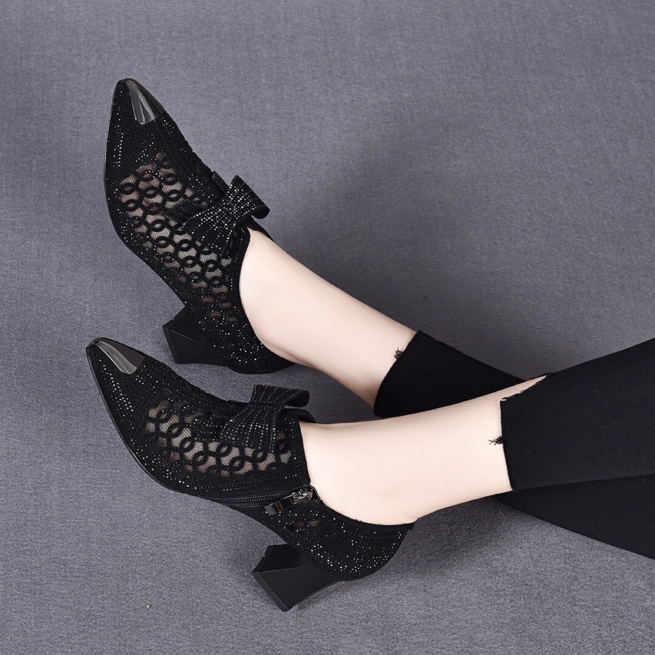 Title 4, Block-heel Mid-high-heel Pointed Black Zipper S...