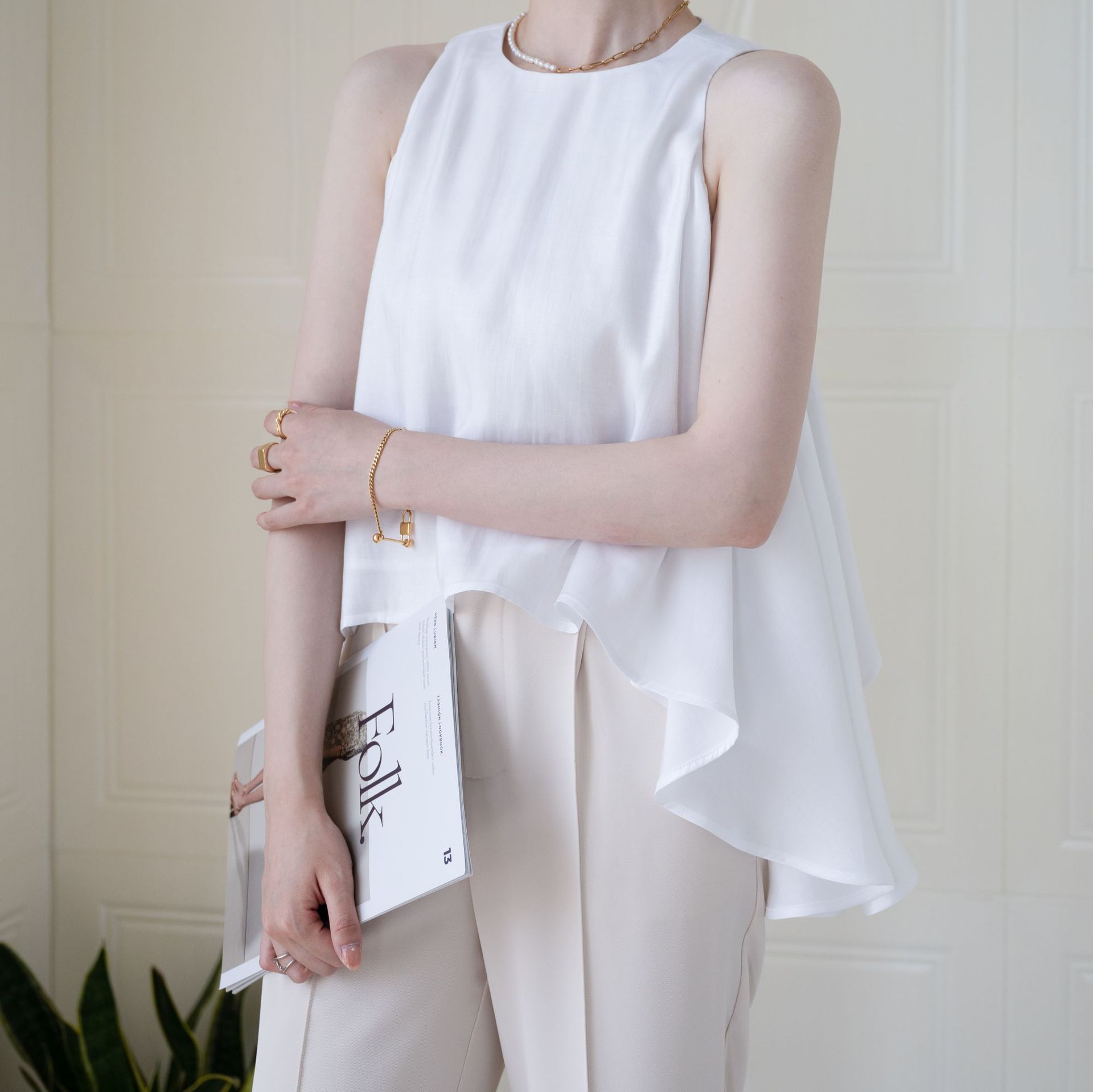 Scheming Fairy White Shirt Sleeveless Top