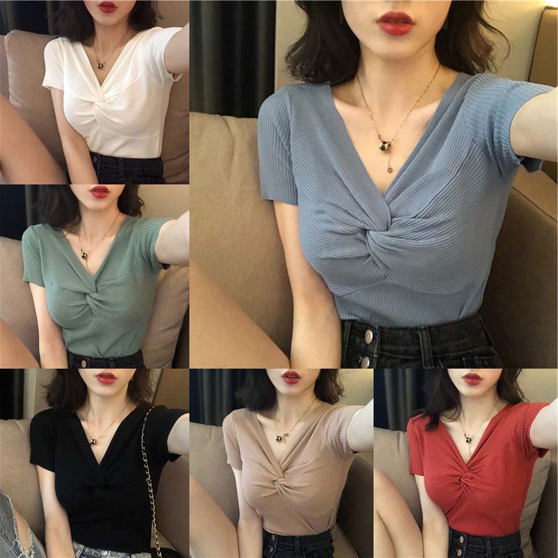 Designed With A Tight Fitting Knit Bottoming Shirt