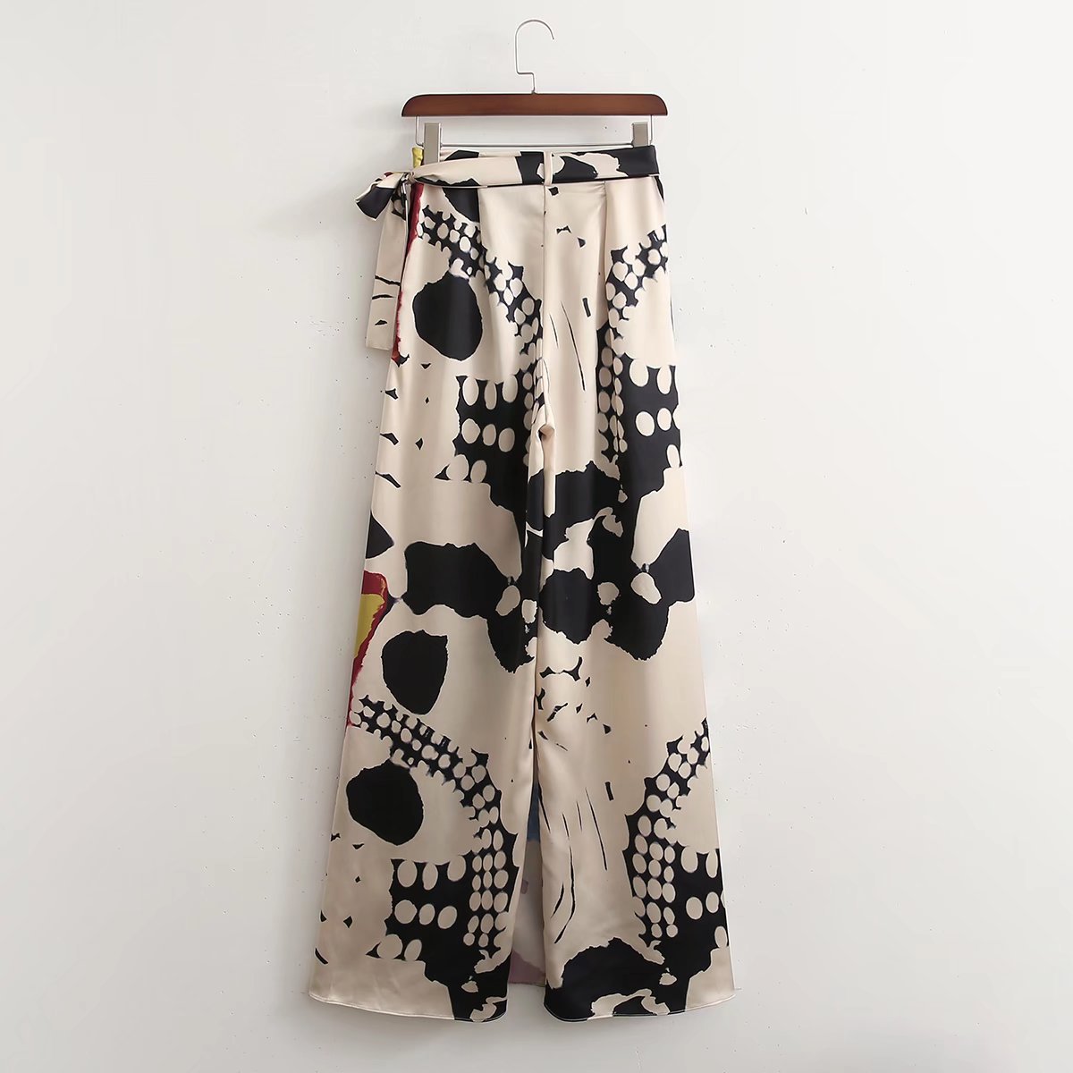 طقم قميص بأكمام طويلة وتنورة عالية الخصر مع فتحة ونقشة