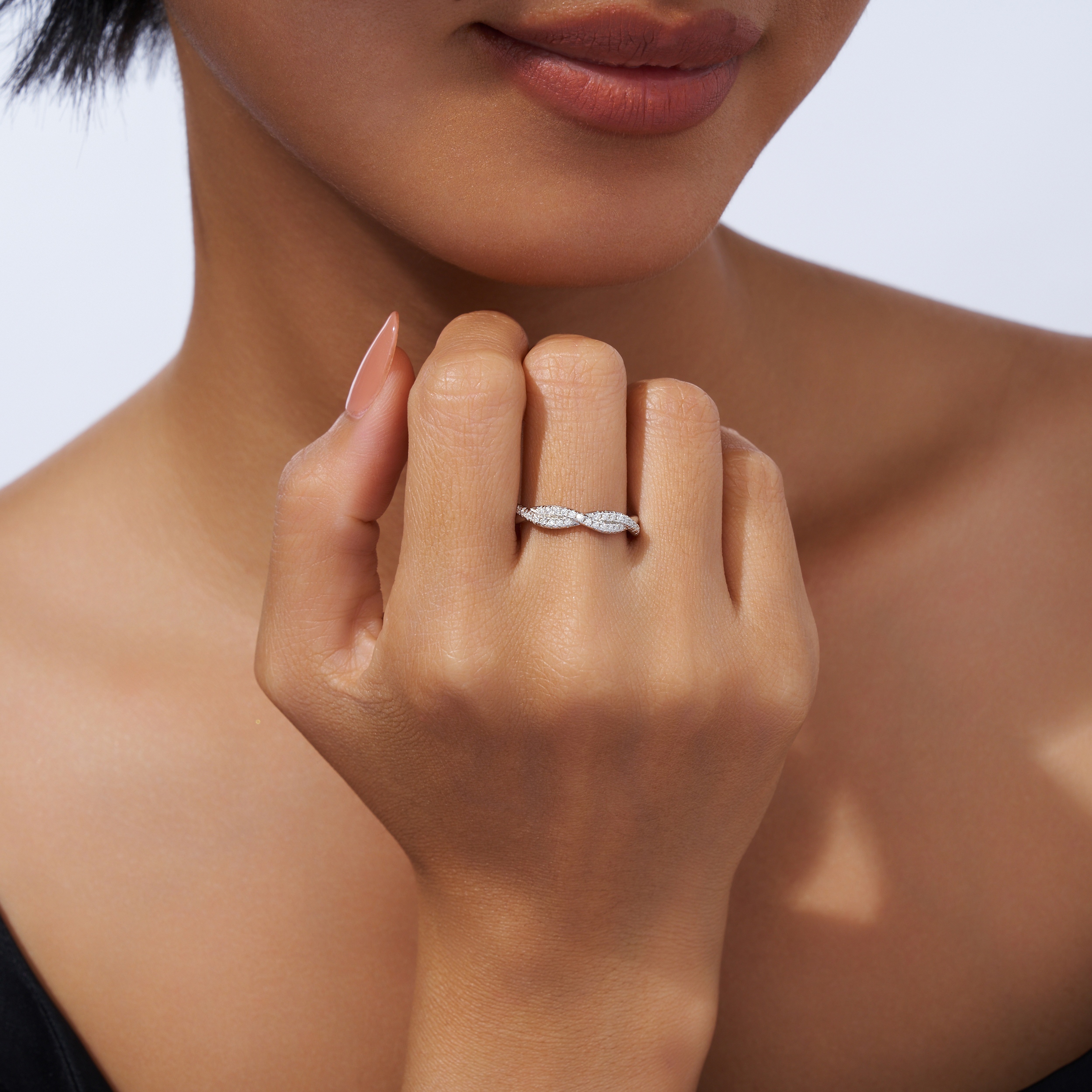 A Luxurious And Fashionable Minimalist Jewelry Ring Featuring Top-quality Moissanite, Made Of S925 Silver Electroplated With Platinum.