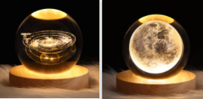 Kleine nachtlamp met kristallen bol, sterrenhemel en planeten – massiefhouten lampvoet, zonnestelsel 6 cm, 2 stuks