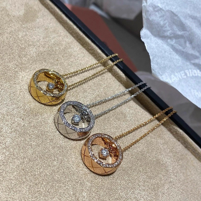 Light Luxury Elegant Quilted Grid Moon Charm Clavicle Necklace For Women, Gold Tone Metal Sparkling Daily Neck Jewelry — view 4