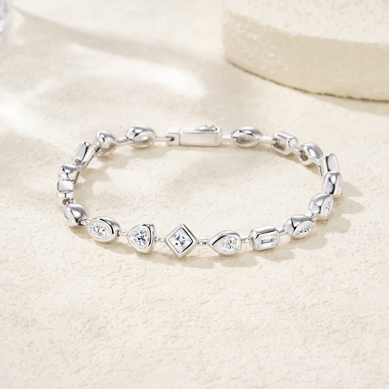 A Luxurious And Fashionable Minimalist Jewelry Bracelet Featuring Top-quality Moissanite, Made Of S925 Silver Electroplated With Platinum.