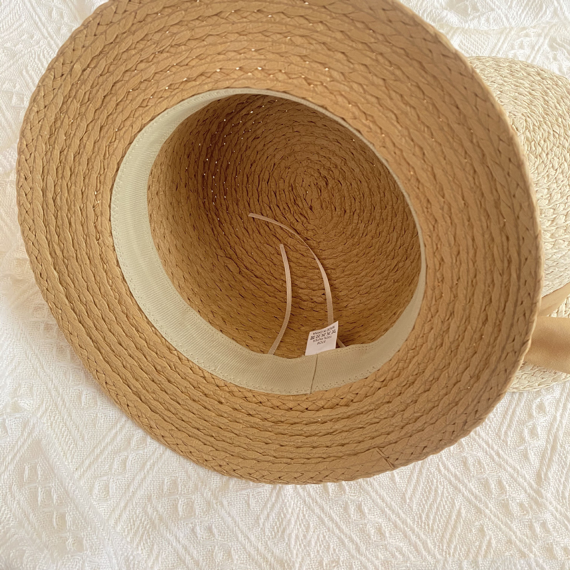 قبعة نسائية من القش واقية من الشمس مع عقدة وحافة كبيرة