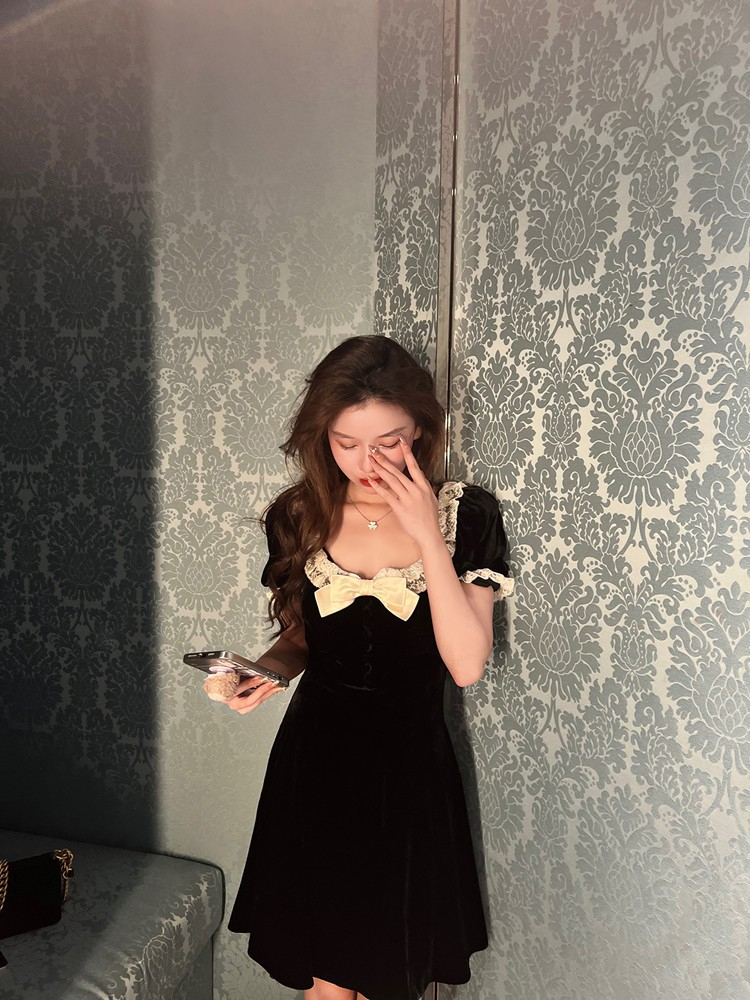 In The Spring The Waist Is Thin And The Little Velvet Hepburn Style Black Dress